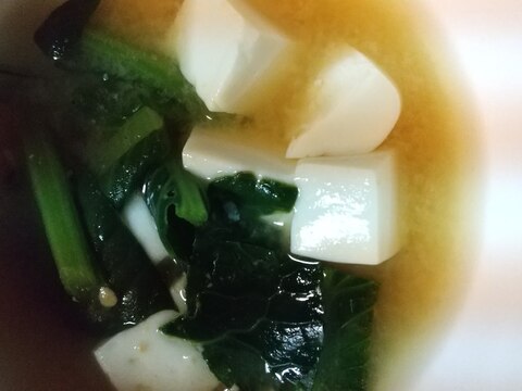 チンゲン菜と絹ごし豆腐の味噌汁